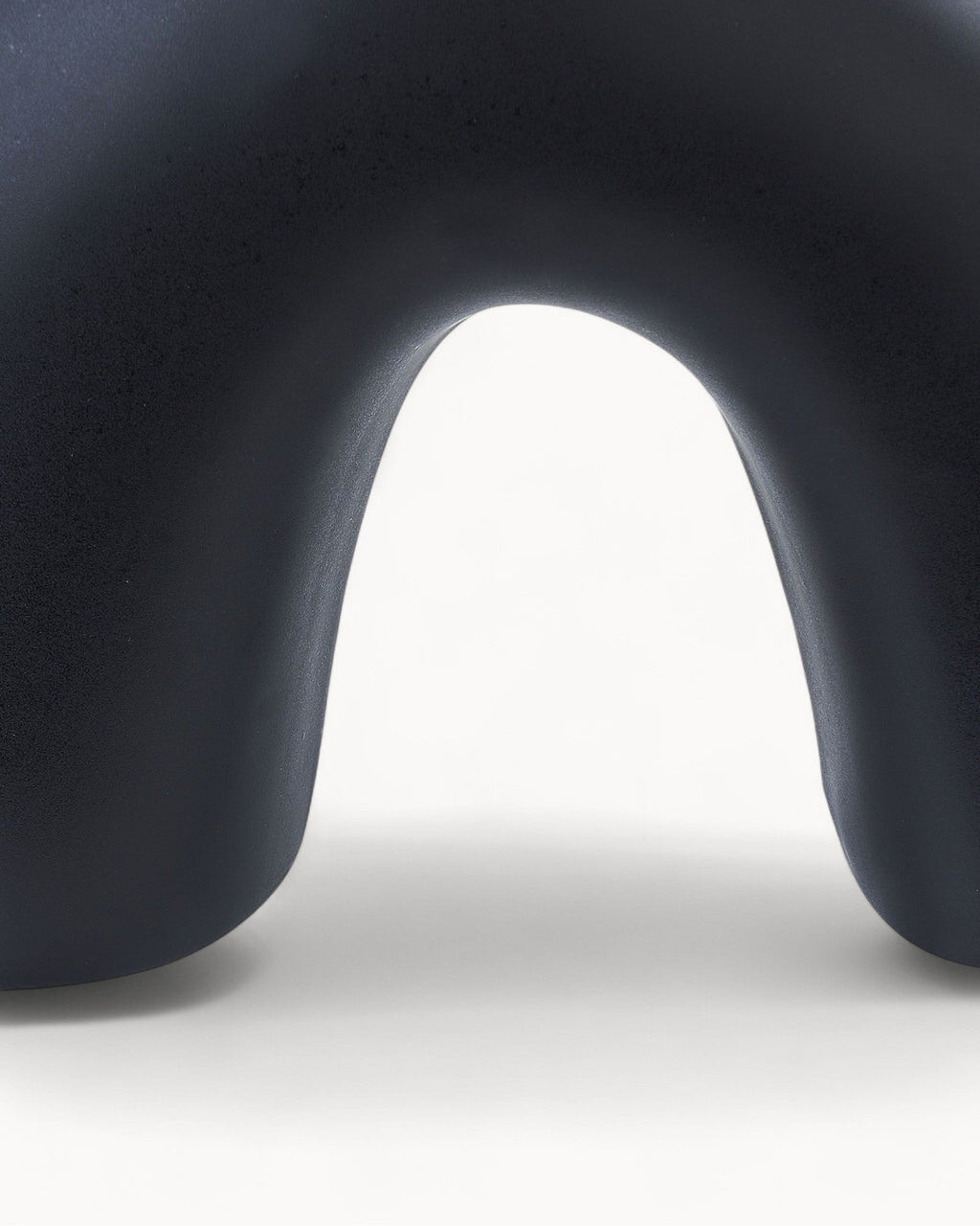 Vaso Moderno in Porcellana Nera Artigianale – Perfetto per Fiori-Vase-Lema Nova-Lema Nova